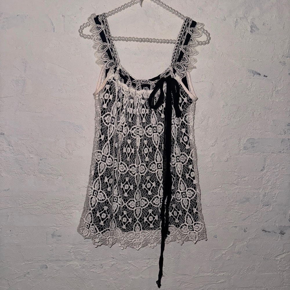 Karen Kane Black Sleeveless Women's Top Ivory Crocheted Lace Overlay & Bow Sz S